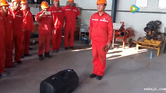 真人演示：正压式空气呼吸器使用方法