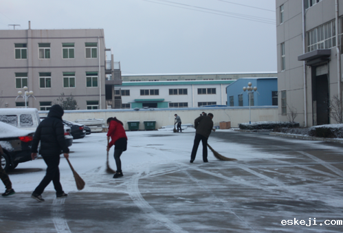 不惧严寒,新利体育网站登录入口官网模具员工扫雪除冰保畅通